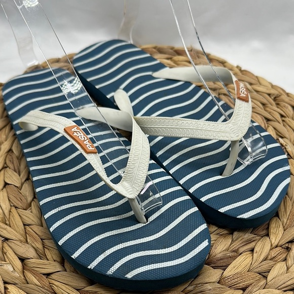Pasea Spa  Blue and White Wave Flip Flops - Picture 1 of 7